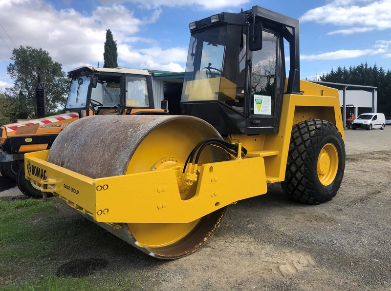 1 compacteur BOMAG BW213